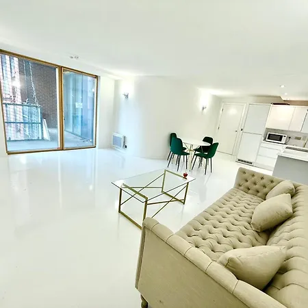 Train Station Centre Style Flat Leeds (West Yorkshire)