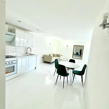 Train Station Centre Style Flat Apartment *