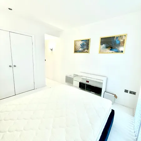Train Station Centre Style Flat Apartment *