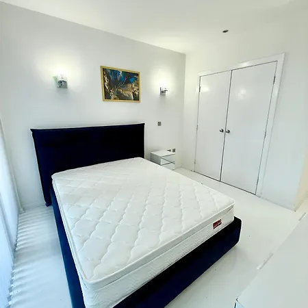 Train Station Centre Style Flat Apartment *
