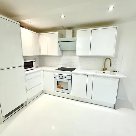 Train Station Centre Style Flat Apartment