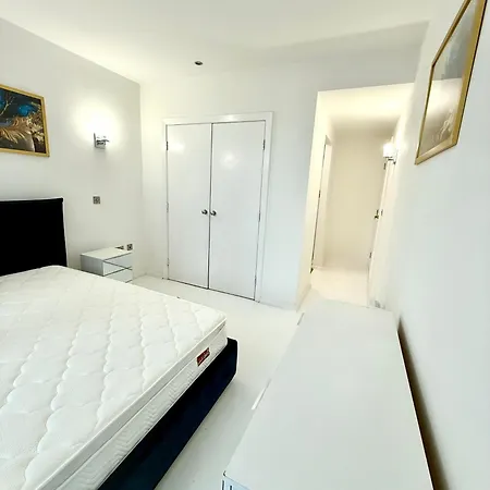 Train Station Centre Style Flat Apartment Leeds (West Yorkshire)