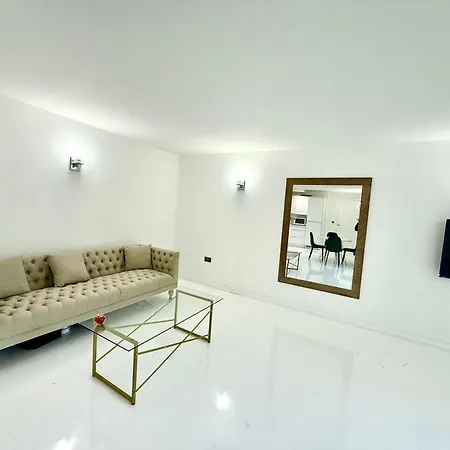 Train Station Centre Style Flat Apartment *