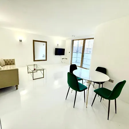 Train Station Centre Style Flat Apartment *