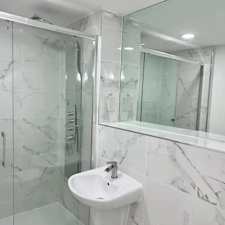 Train Station Centre Style Flat Leeds (West Yorkshire)