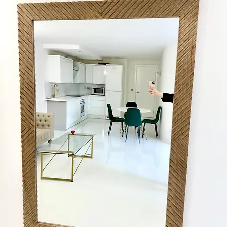 Train Station Centre Style Flat Apartment