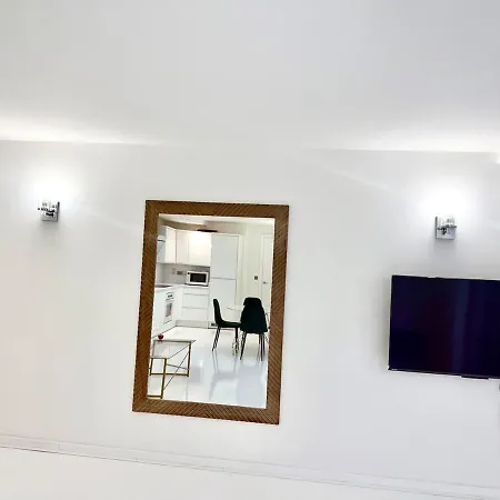 Train Station Centre Style Flat Apartment
