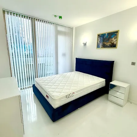 Train Station Centre Style Flat Apartment *