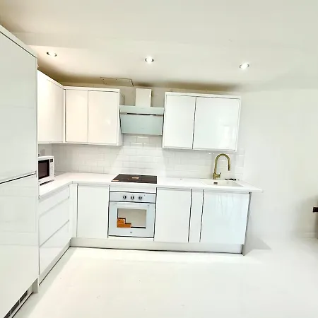 Train Station Centre Style Flat Apartment *