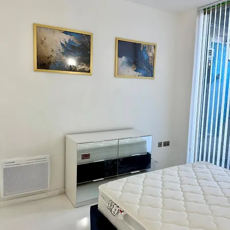 Train Station Centre Style Flat Leeds (West Yorkshire)